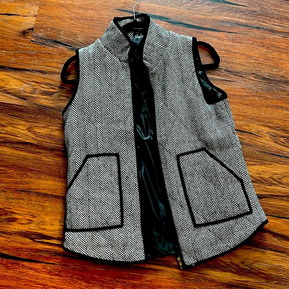 Black and white vest in good conditions